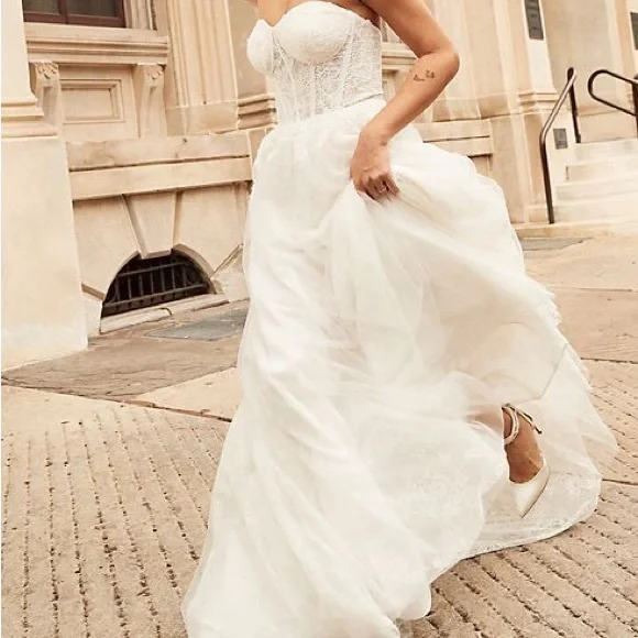 HOST PICK ✨ Floral Appliqué Corset Bodice Wedding Gown 🤍 - Picture 7 of 17